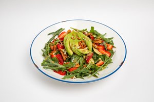 Салат с авокадо и клубникой