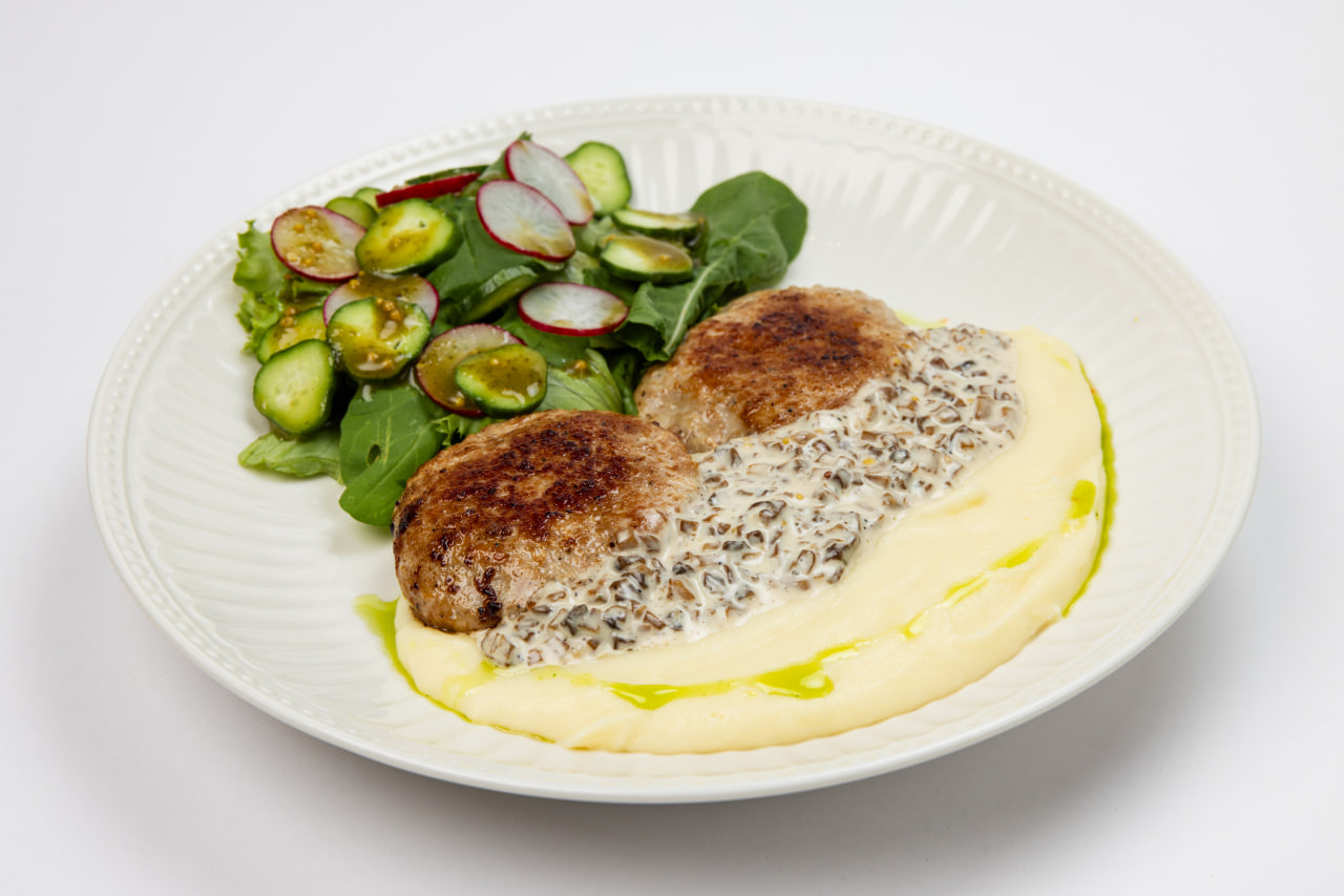 Куриные котлеты с картофельным пюре и грибным соусом